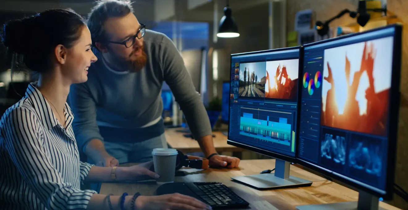 Un monteur vidéo adapte une vidéo verticale sur un logiciel de montage dans un petit studio de création.
